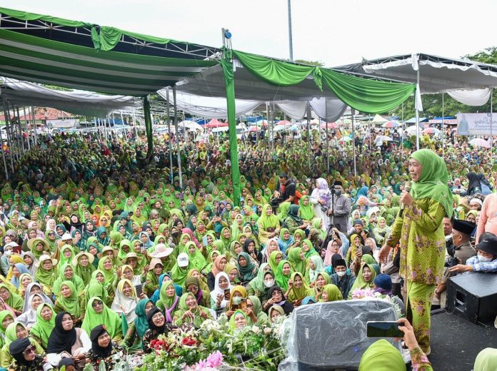 Hadiri Pengajian Akbar Muslimat NU Lampung, Khofifah Ajak Ribuan Jamaah Menguatkan NU Dalam Menjaga NKRI (foto : ist)